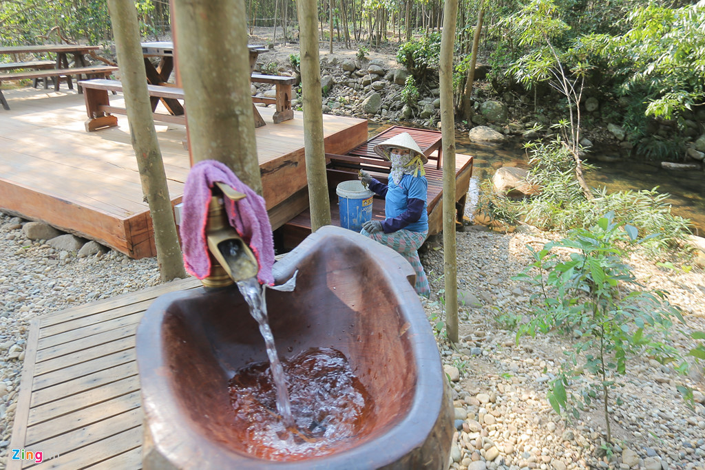 Hệ thống điện, nước được lắp đặt xung quanh khu vực này, nước ở đây được lấy từ trên núi xuống. "Công trình này được xây dựng từ tháng 10/2018, dự kiến tháng 8/2019 khánh thành", một công nhân nói.