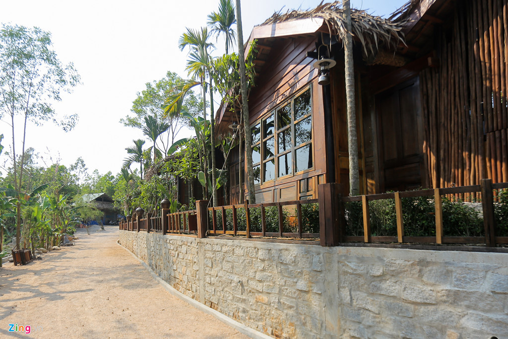 Từng căn nhà được trang trí theo phong cách khác nhau, chủ yếu được làm bằng gỗ, nền bê tông, lợp mái tranh, cùng hàng trăm cây cảnh các loại, tạo một không gian thanh bình.