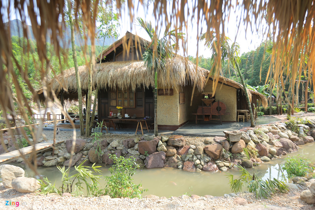 Mỗi căn nhà ở đây được thiết kế theo phong cách khác nhau, với nhiều chức năng như nhà ăn, nhà nghỉ, bếp. Một số khu vực để nằm nghỉ mát ngắm suối hay chơi cờ tướng.