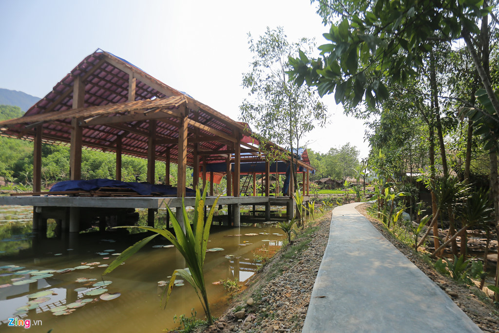 Tại hồ sen xuất hiện dãy nhà được đổ bê tông, xung quanh là lối đi bộ cùng hàng rào thép được dựng che chắn ngay cổng vào, diện tích khu sinh thái này khoảng 2 ha.