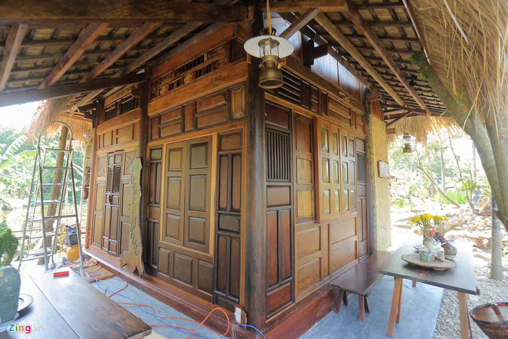 Một công nhân tên Lương đang làm việc ở đây cho biết chủ khu nhà này là ông Đinh Văn Thơ, đang sống ở TP.HCM. "Vì Sài Gòn ồn ào, ông muốn hướng về một cuộc sống bình yên, thanh thản tuổi già nên xây dựng khu này", anh Lương nói.