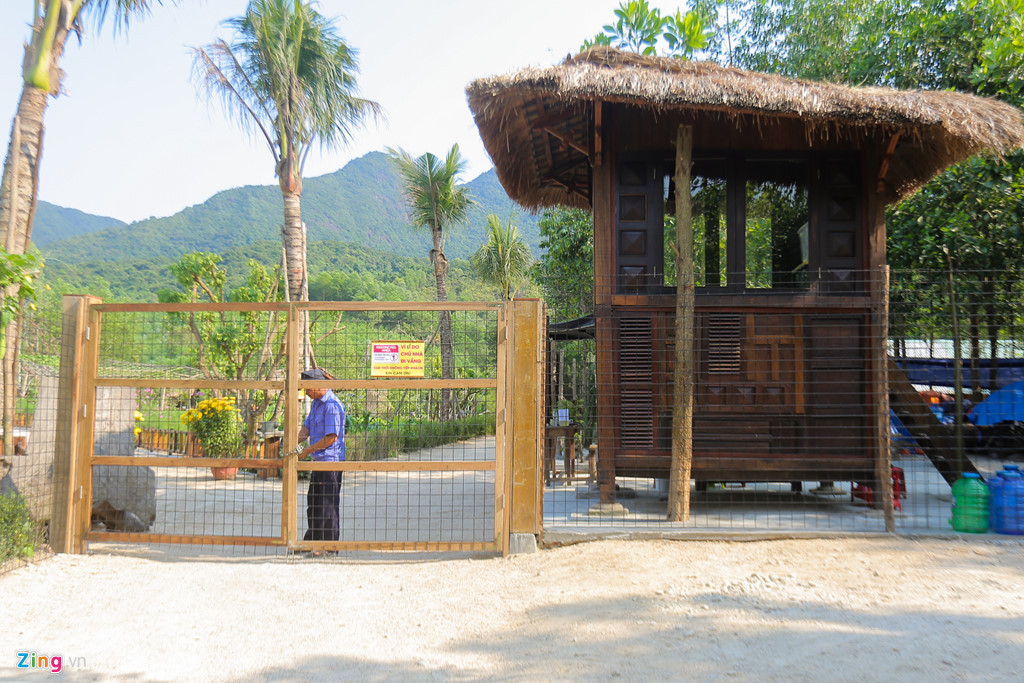 Cổng vào khu nghỉ dưỡng luôn có bảo vệ gác.