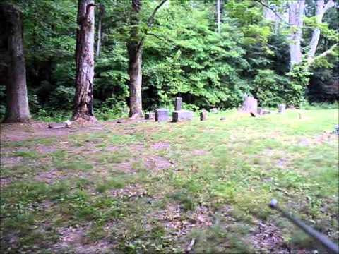 Sự việc này khiến không ít người sợ hãi khi nhìn thấy hồn ma người phụ nữ mặc đồ đen tại nghĩa trang.