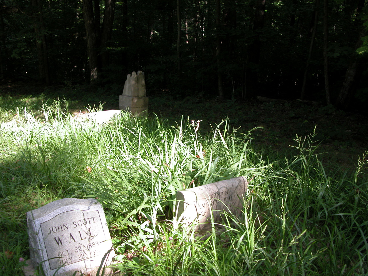 Hồn ma người phụ nữ khiến nhiều người ám ảnh khi ngồi khóc thương tâm bên ngôi mộ của con gái.