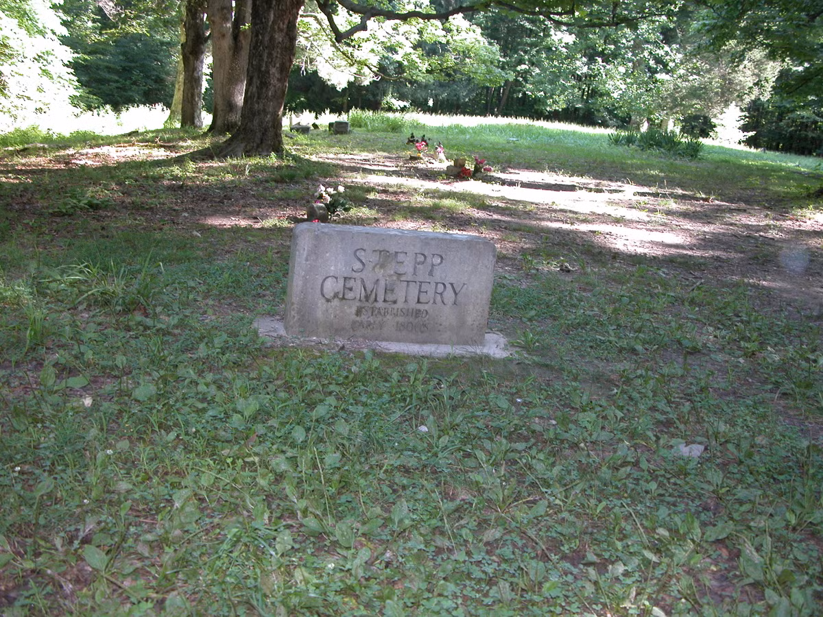 Thậm chí, có người còn không dám đến nghĩa trang một mình vì sợ sẽ "chạm trán" hồn ma rùng rợn trên. Video: Khó lý giải video "ma" theo người lên taxi (nguồn: VTC14)