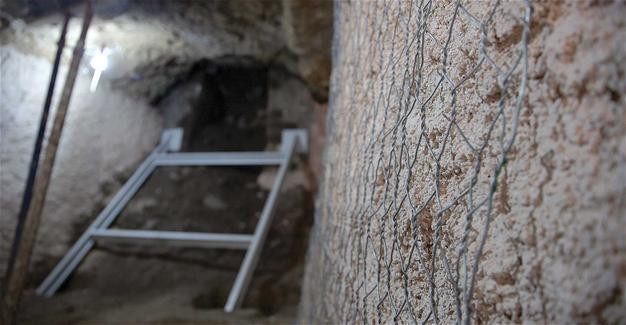 Sau một thời gian nghiên cứu, các chuyên gia phát hiện sự thật về giếng máu trên. Theo đó, chiếc giếng trên từng được những người hành hình của vương quốc Bithynia sử dụng để hứng máu phạm nhân.