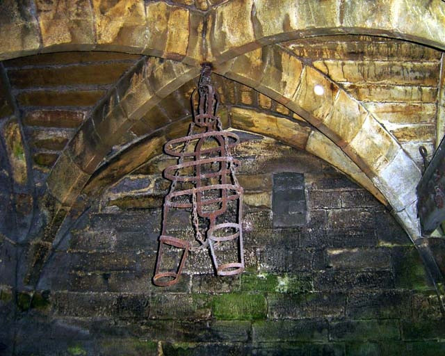 Theo một số tài liệu, hầm ngục tối ở lâu đài Warwick từng giam giữ và tra tấn một số tù binh chiến tranh bị bắt trong trận Poitiers. Trận chiến này nằm trong khuôn khổ cuộc Chiến tranh Trăm năm.