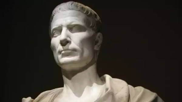 Julius Caesar là nhà cầm quân nổi tiếng của đế chế La Mã. Thông qua hàng loạt trận chiến lớn nhỏ, danh tướng này đã mở rộng bờ cõi lãnh thổ đế chế La Mã vươn khắp châu Âu.