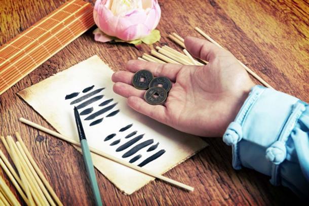 Trong đó, xem bói bằng cách tung đồng xu hay nhìn vết nứt trên xương động vật, rút quẻ... để tiên đoán tương lai, vận mệnh của người coi bói.