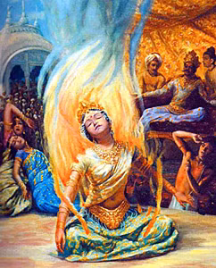 Hành động tự thiêu được các tín đồ đạo Hindu thực hiện trong một thời gian dài vì quan niệm góa phụ ở Ấn Độ không có vị trí nào trong xã hội sau khi chồng chết.