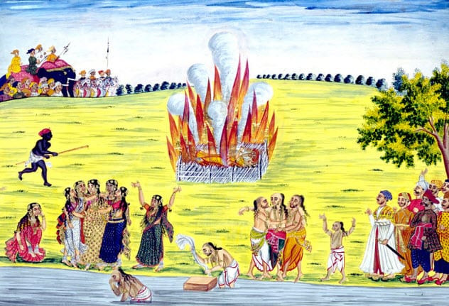  Tập tục tự thiêu được một số nền văn minh, tôn giáo thực hiện, trong đó có các tín đồ đạo Hindu thời xưa. Nghi lễ rùng rợn này có tên gọi Sati.