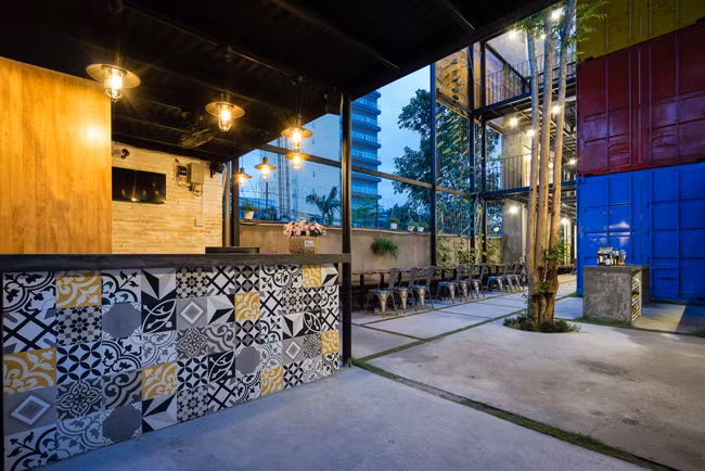 Ngược lại, không gian chung lại được mở rộng tối đa để tăng sự kết nối giữa những người xa lạ, khiến du khách đi xa mà vẫn có cảm giác ấm áp như đang ở cùng với gia đình.