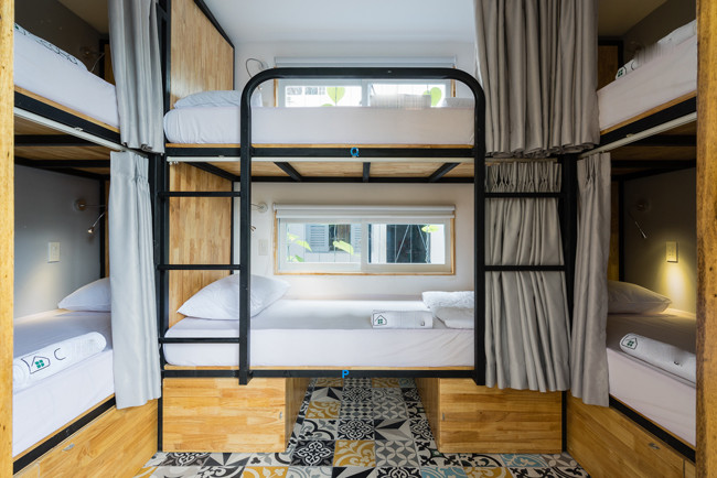 Không gian nghỉ ngơi được tối giản hết mức, chỉ đủ để ngủ.