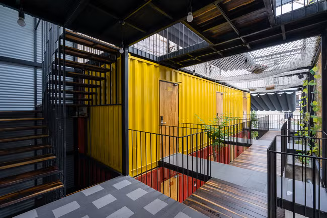 Khach den nuom nuop nho lay container xep thanh khach san doc dao