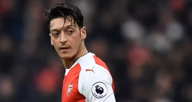 Kỳ lạ hơn, Enzo Ferrari qua đời vào ngày 14/8/1988. 62 ngày sau khi Enzo Ferrari qua đời, Mesut Oezil chào đời.