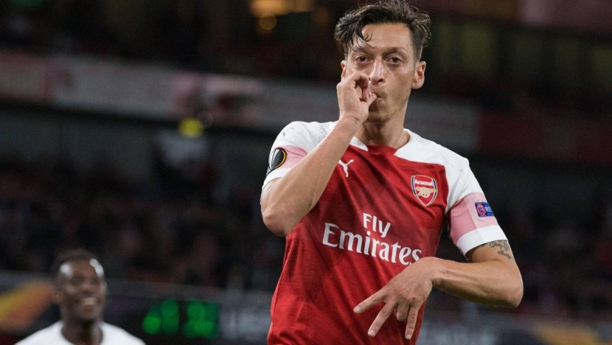 Rất nhiều giả thuyết được đưa ra để lý giải về sự kỳ lạ giữa hai con người xa lạ này.