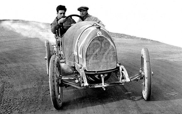 Trước sự việc đặc biệt này, nhiều người không khỏi đặt ra nghi vấn liệu có mối liên hệ bí mật nào giữa Enzo Ferrari và Mesut Oezil.