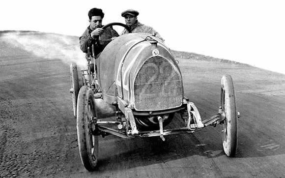 Trước sự việc đặc biệt này, nhiều người không khỏi đặt ra nghi vấn liệu có mối liên hệ bí mật nào giữa Enzo Ferrari và Mesut Oezil.