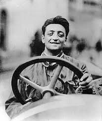 Khi nhìn ảnh của Enzo Ferrari và Mesut Oezil, nhiều người kinh ngạc khi nhận thấy họ có diện mạo khá giống nhau.