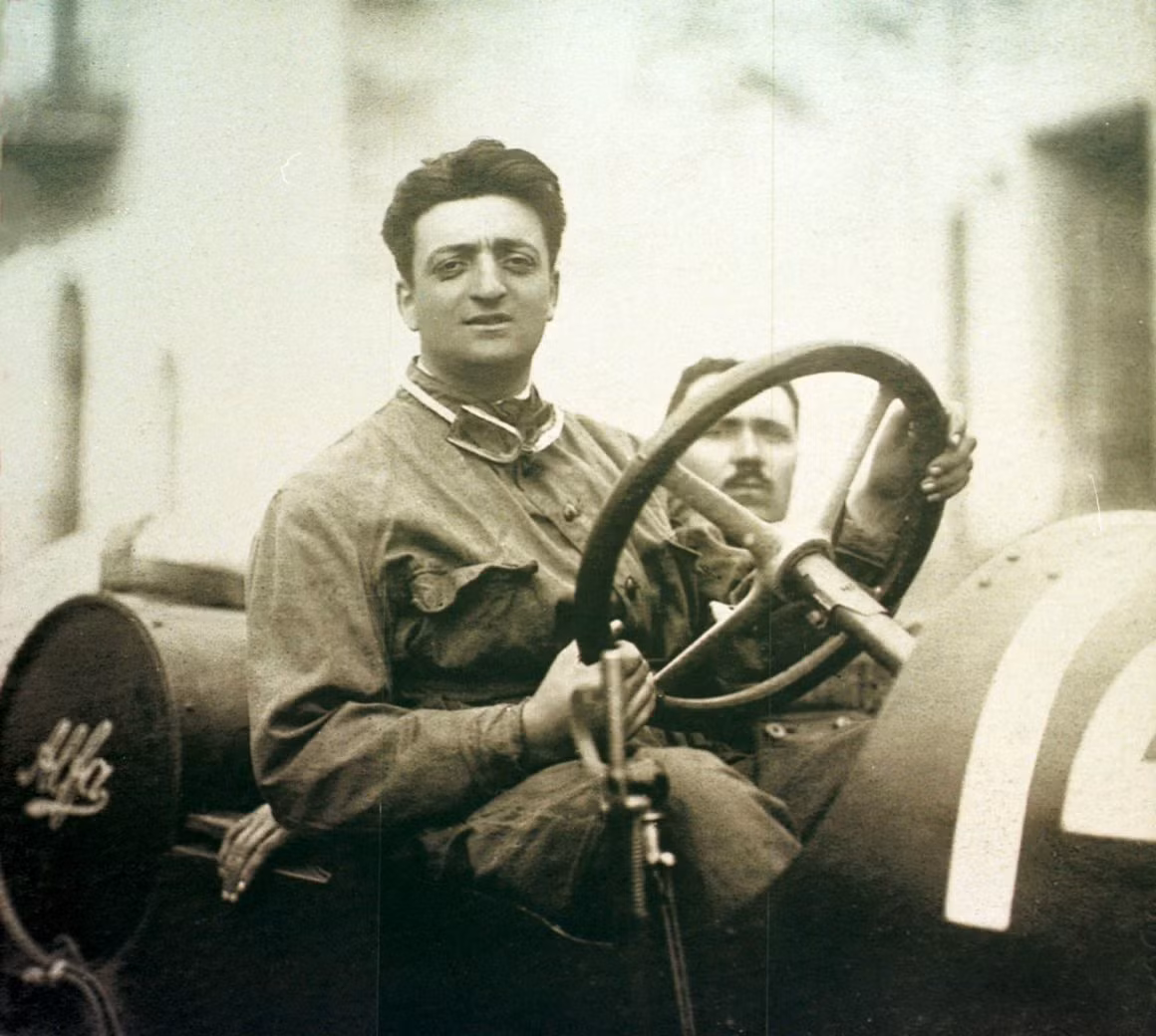Đáng chú ý nhất là giả thuyết cho rằng, sở dĩ Enzo Ferrari và Mesut Oezil có diện mạo gần giống hệt nhau là do hiện tượng tái sinh hay luân hồi. Theo giả thuyết này, sau khi Enzo Ferrari qua đời thì đã được tái sinh và trở thành Mesut Oezil.