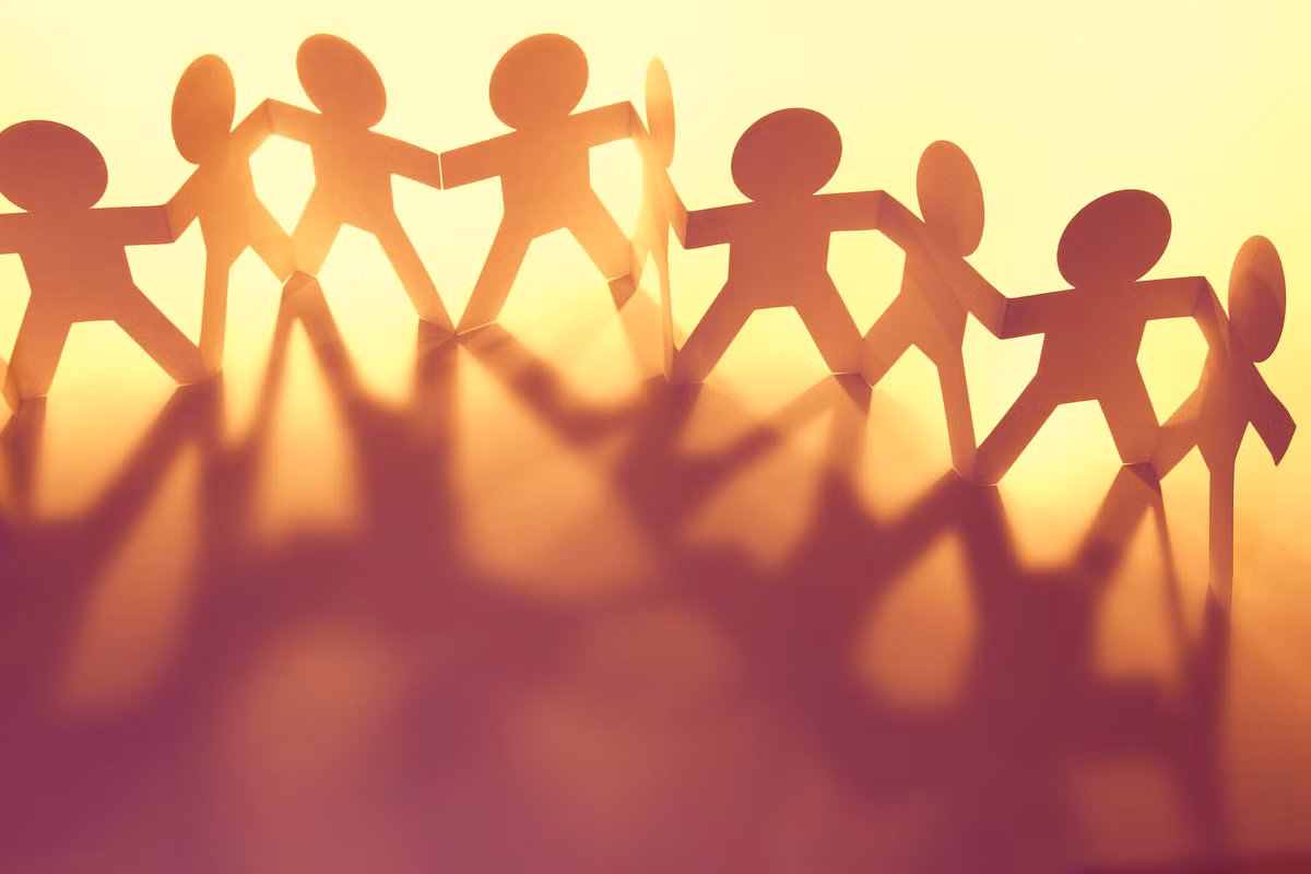 Theo đó, công chúng phát hiện hai người xa lạ, không quen biết nhau, thậm chí là sống khác thời đại nhưng lại có ngoại hình gần như giống hệt nhau dù không có bất cứ quan hệ huyết thống nào.