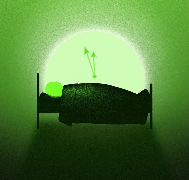 Khi làm việc tại nhà máy của Tập đoàn Radium Hoa Kỳ, các nữ công nhân như Mollie Maggia thường phải liếm đầu cọ cho mềm và nhọn trước khi sơn những con số hay chi tiết nhỏ xíu trên đồng hồ. Mỗi lần làm như vậy thì các công nhân nuốt một ít sơn radium phát sáng vào người. Không bao lâu sau, cơ thể các nữ công nhân phát sáng trong bóng đêm do tiếp xúc nhiều với loại sơn radium.