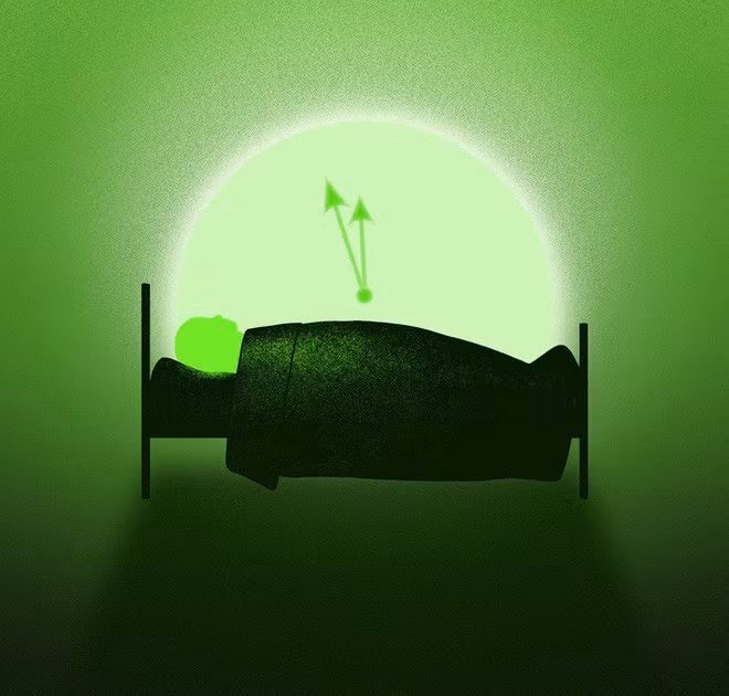 Khi làm việc tại nhà máy của Tập đoàn Radium Hoa Kỳ, các nữ công nhân như Mollie Maggia thường phải liếm đầu cọ cho mềm và nhọn trước khi sơn những con số hay chi tiết nhỏ xíu trên đồng hồ. Mỗi lần làm như vậy thì các công nhân nuốt một ít sơn radium phát sáng vào người. Không bao lâu sau, cơ thể các nữ công nhân phát sáng trong bóng đêm do tiếp xúc nhiều với loại sơn radium.