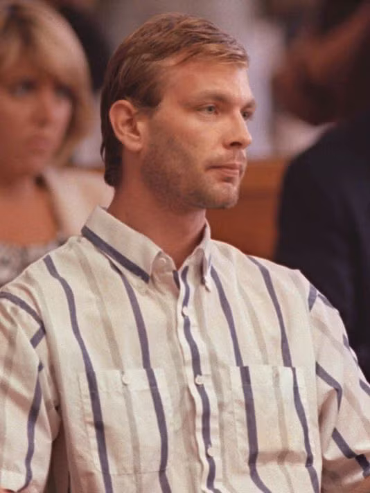 Cụ thể, tên sát nhân bệnh hoạn người Mỹ Jeffrey Dahmer (trong ảnh) giết hại 17 người trong khi Jane Toppan thú nhận giết chết 31 người. Thế nhưng, một số người cho rằng số nạn nhân bị Jane Toppan giết có thể lên đến hơn 100 người.