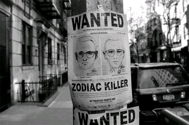 Theo kết quả khám nghiệm tử thi, nạn nhân Bates bị hãm hiếp và giết hại một cách tàn bạo với nhiều nhát dao trên cơ thể.