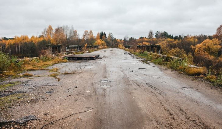 Theo đó, nhiều nhà cửa của người dân bị bỏ hoang phế trở nên cũ nát, hoang tàn theo năm tháng.