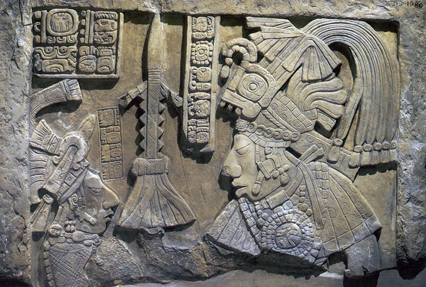 Thêm nữa, cũng có hoa văn khắc họa hình ảnh trông giống phi hành gia.