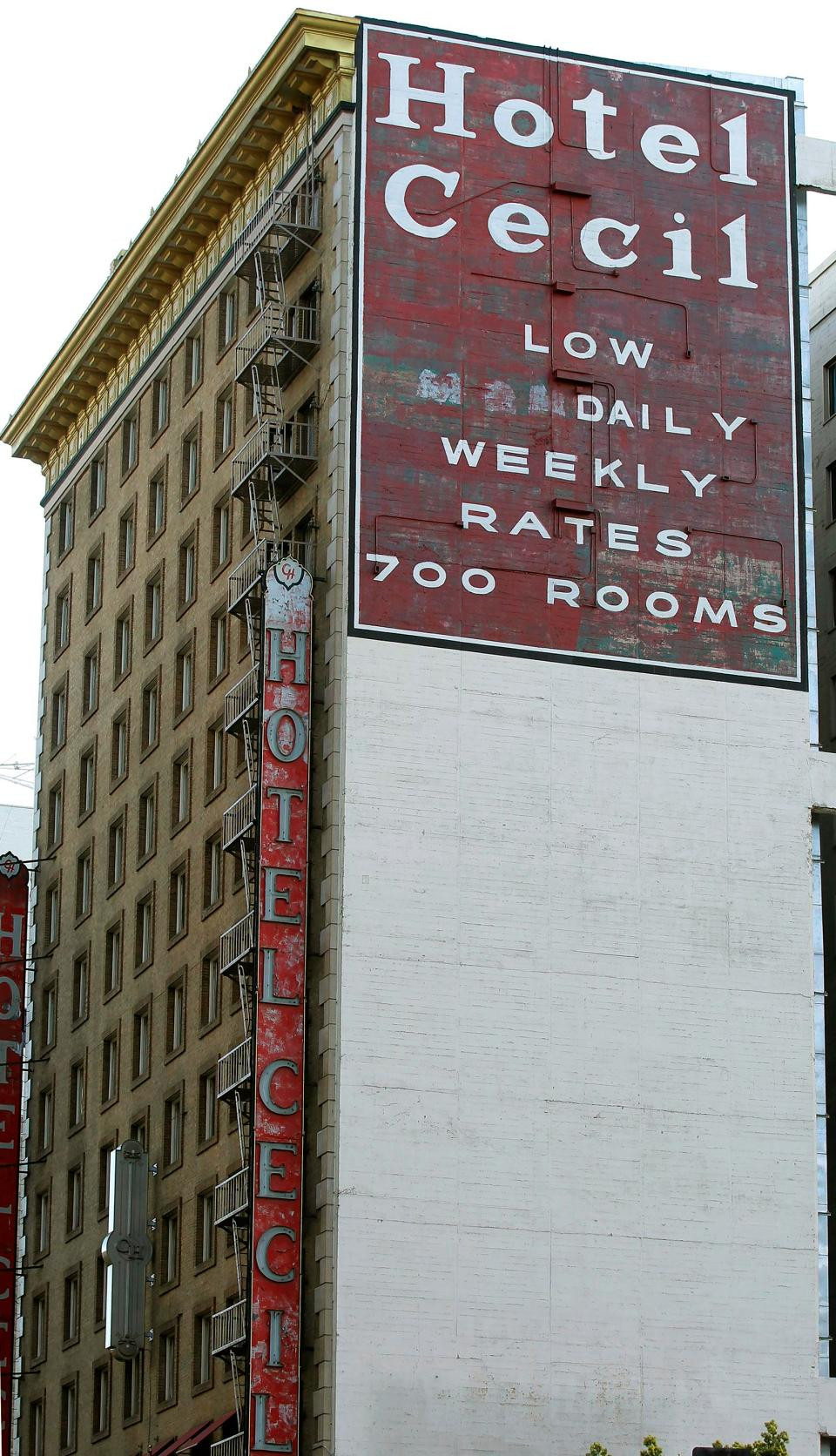 Cảnh sát vào cuộc điều tra nhưng không thể lý giải vì sao Elisa Lam lại có thể lên mái nhà của khách sạn mà không có chìa khóa mở cửa cũng như hệ thống báo động không hoạt động.