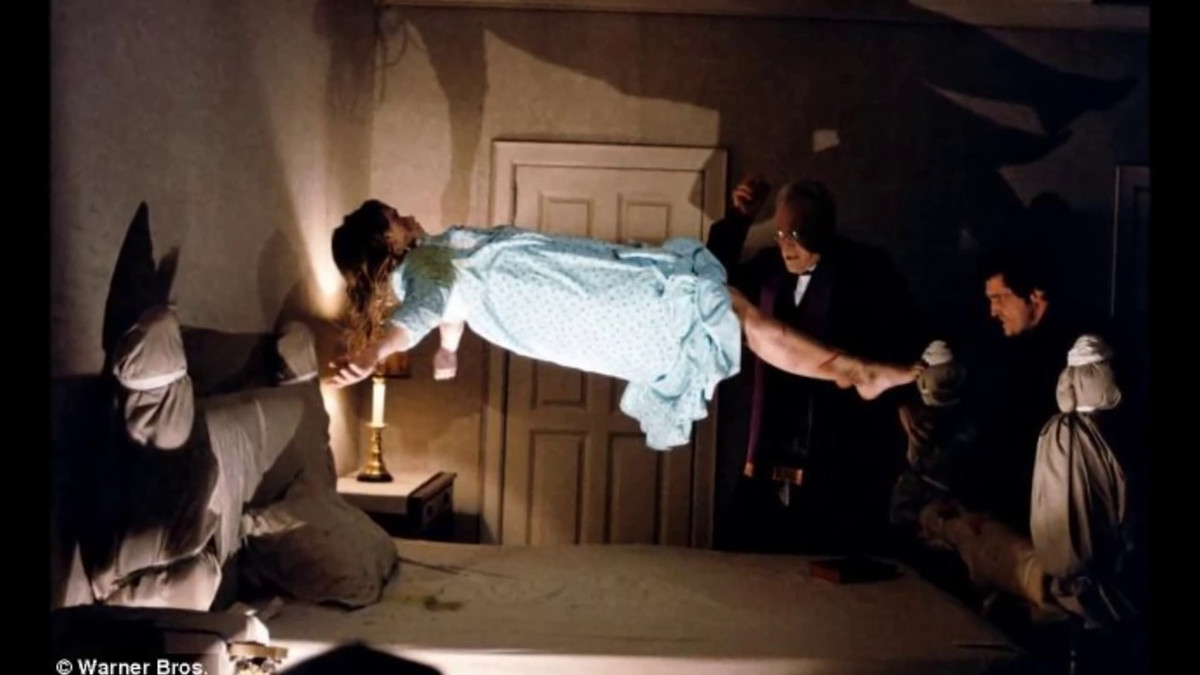 Bà Ammons không khỏi bàng hoàng khi nhìn thấy cảnh con gái 12 tuổi bay trên giường ngủ.