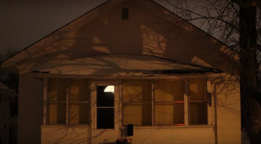 Cô bé này còn từng kể rằng, đôi lúc cảm thấy như bị nghẹt thở hoặc bị ấn đầu mạnh xuống khiến cơ thể không thể di chuyển hay nói chuyện.