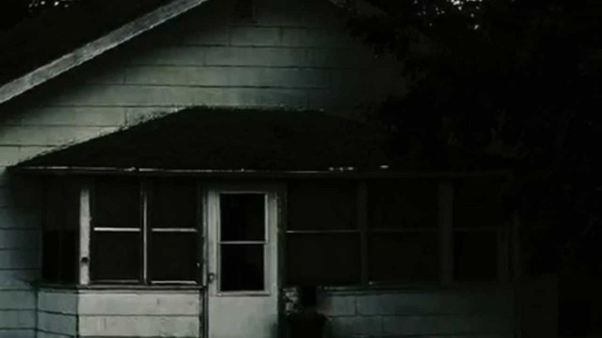 Indianapolis Star đã thu thập được gần 800 trang hồ sơ có liên quan đến ngôi nhà được cho bị "quỷ ám" của Ammons.