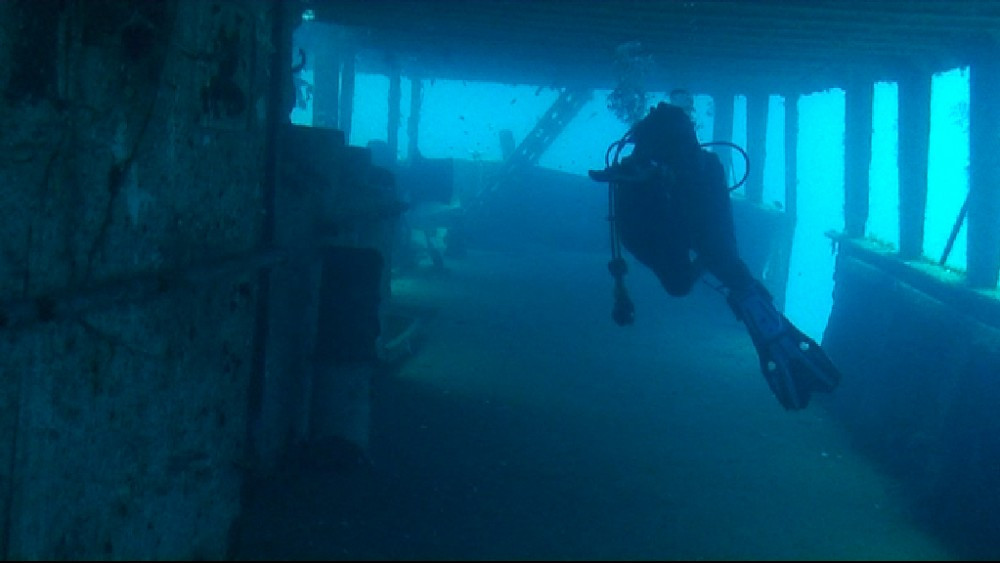 Xác tàu đắm Um El Faroud thu hút những người thích lặn biển khi gây ấn tượng với vẻ đẹp ma mị, huyền bí.