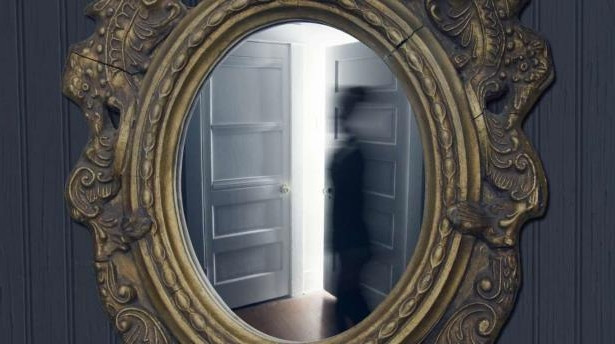 Tuy nhiên, không ít người cho rằng ma gương này không hề tồn tại. Những người theo quan điểm này nhận định hồn ma không có thật nên không thể gây ra những sự việc rùng rợn như trên. Video: Khó lý giải video "ma" theo người lên taxi (nguồn: VCT14)