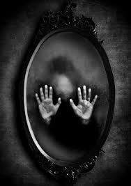 Vì vậy, Mary bị thiêu sống. Trước khi bị hành hình trước đám đông, cô buông lời nguyền rủa khủng khiếp.