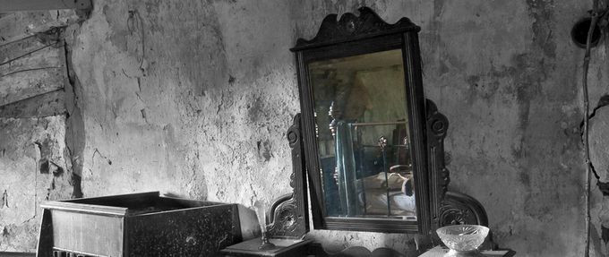 Sau khi Bloody Mary chết, một số người được cho là đã thử đọc to tên của người phụ nữ này 3 lần khi nhìn vào gương để xem điều gì sẽ xảy ra.