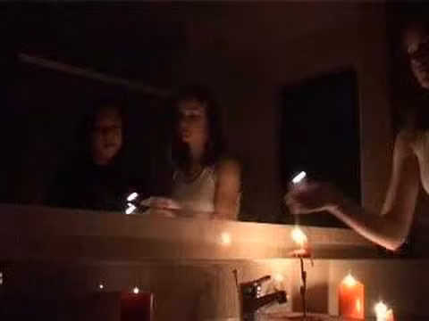 Gương mặt đáng sợ của Bloody Mary xuất hiện trong gương khiến người ta khiếp đảm.