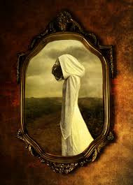 Thậm chí, một số trường hợp còn tiết lộ rằng bị ma gương Bloody Mary tấn công. Chính vì vậy, nhiều người không dám gọi tên Bloody Mary trong đêm vì lo sợ sẽ gặp phải hồn ma đáng sợ này.