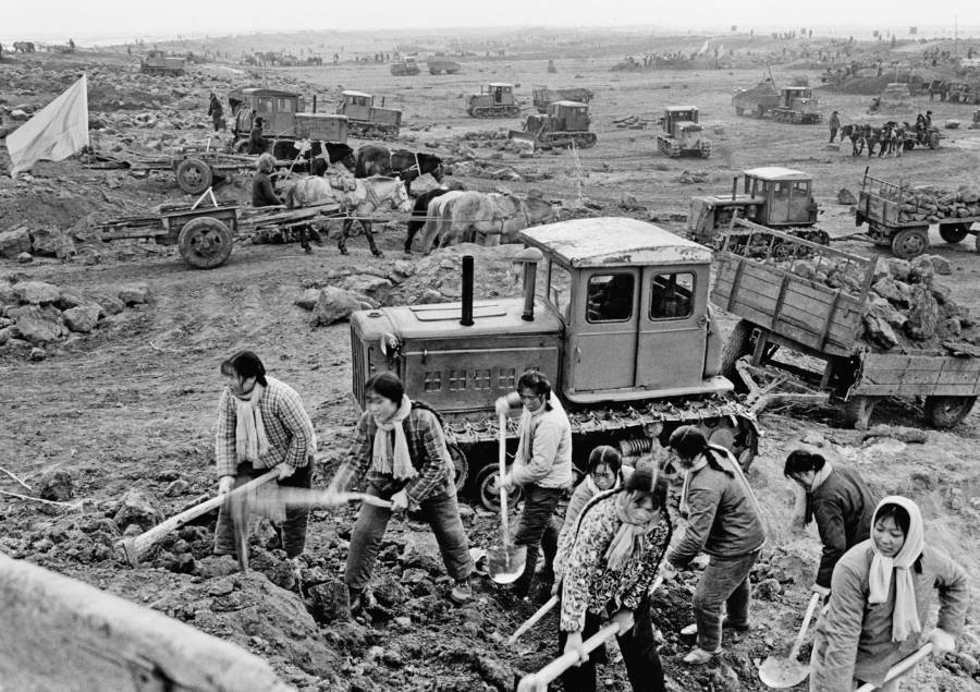 Người dân làm việc chăm chỉ, hăng say tại một cánh đồng ở Cát Lâm năm 1968.