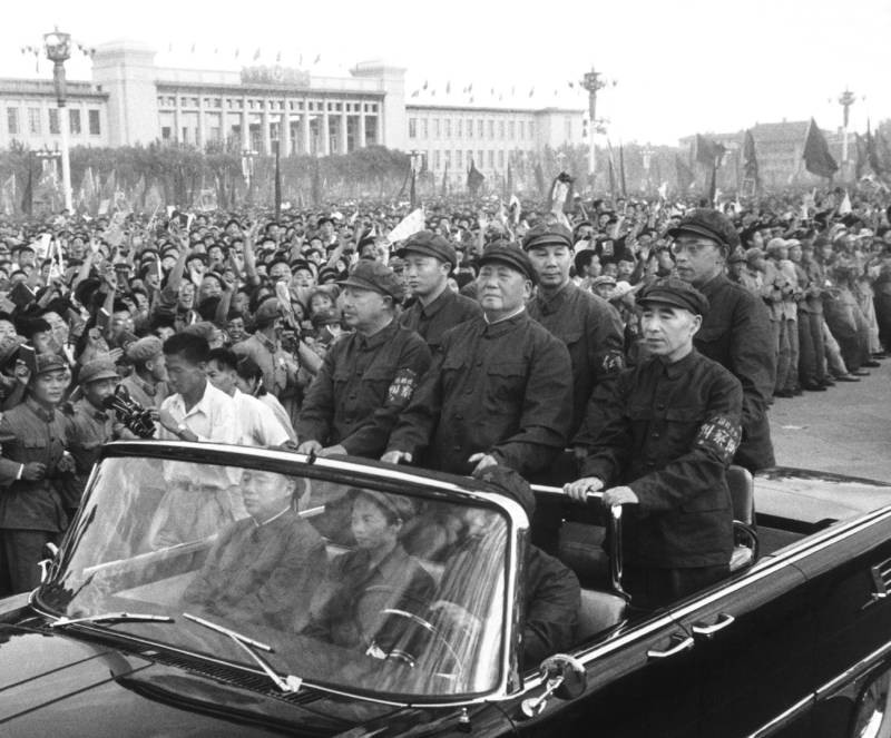 Người dân Trung Quốc chào đón đoàn xe chở Chủ tịch Mao Trạch Đông ở Bắc Kinh ngày 9/9/1967.