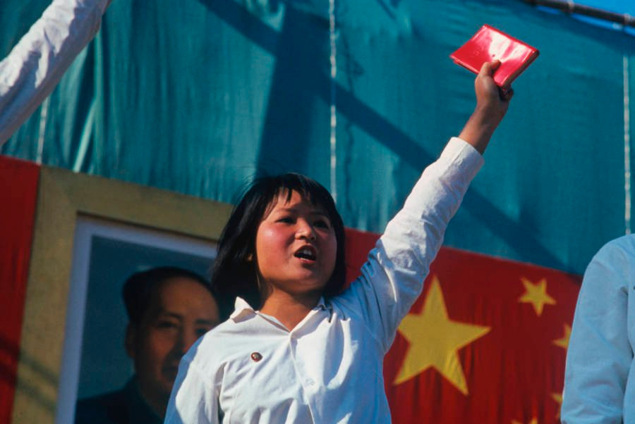 Nữ thanh niên có bài phát biểu đầy nhiệt huyết trước đám đông. Bức ảnh được chụp vào khoảng năm 1967.