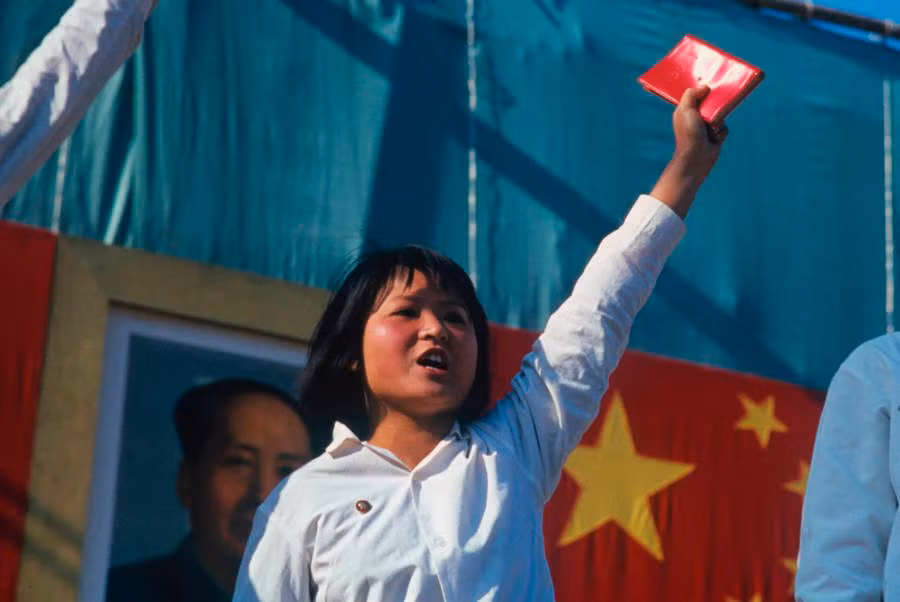 Nữ thanh niên có bài phát biểu đầy nhiệt huyết trước đám đông. Bức ảnh được chụp vào khoảng năm 1967.