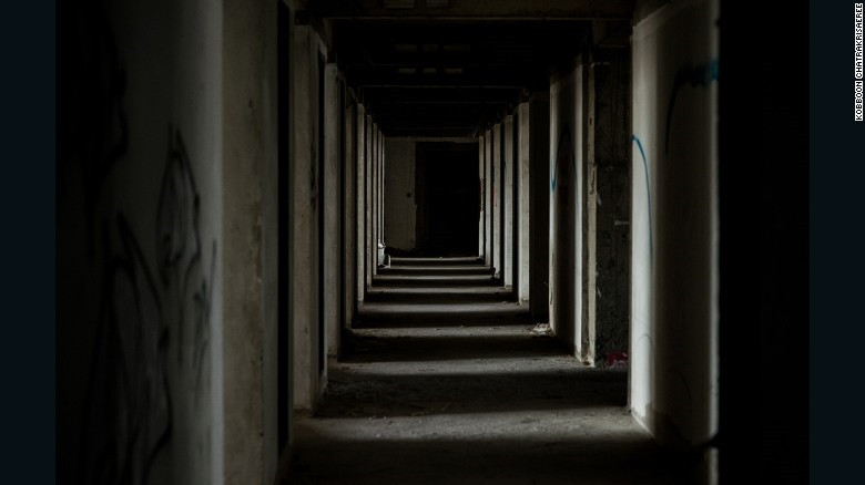 Vào thời điểm trên, Sathorn Unique Tower của Thái Lan đã hoàn thành được 80% tiến độ thi công. Sau khi dừng xây dựng, công trình này dần trở nên vắng lặng, cỏ dại, cây cối mọc um tùm.