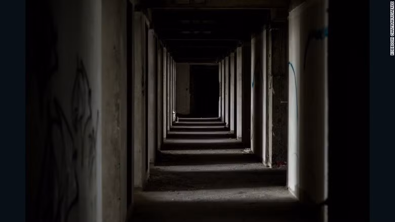 Vào thời điểm trên, Sathorn Unique Tower của Thái Lan đã hoàn thành được 80% tiến độ thi công. Sau khi dừng xây dựng, công trình này dần trở nên vắng lặng, cỏ dại, cây cối mọc um tùm.