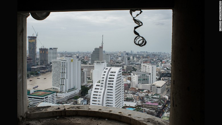 Những linh hồn trú ngụ tại "Tháp Ma" là những người công nhân chết trong quá trình xây dựng công trình này.