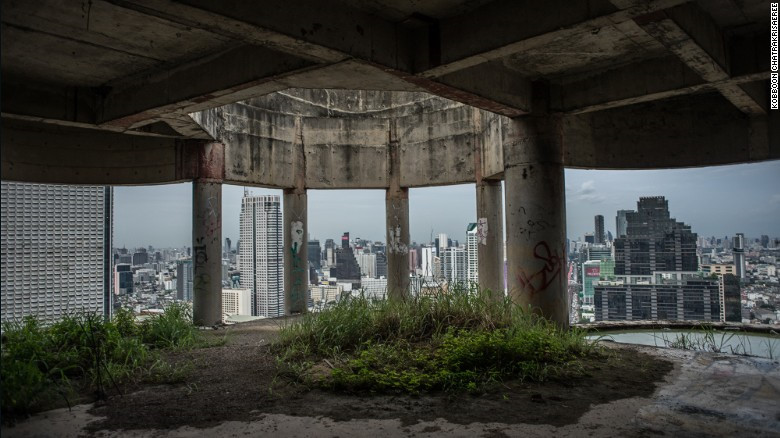 "Tháp Ma" do kiến trúc sư Rangsan Torsuwan thiết kế với 47 tầng gồm 600 căn hộ, các cửa hàng và văn phòng. Vào thời điểm ấy, Sathorn Unique Tower được kỳ vọng sẽ trở thành công trình nổi bật của thủ đô Bangkok.