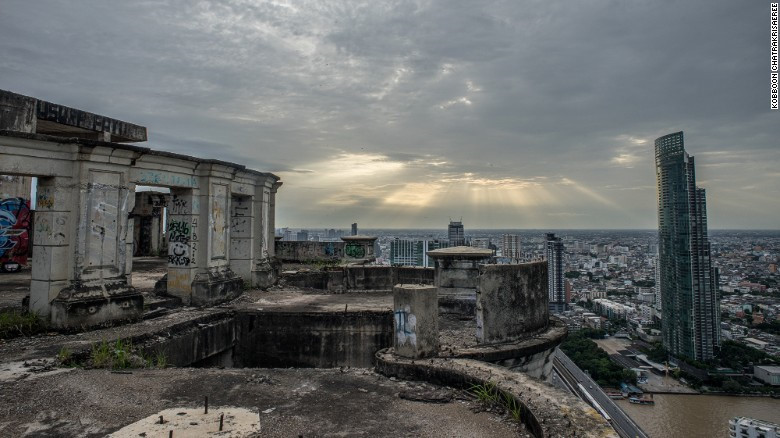 Dù chủ tòa nhà đã xây hàng rào và cử người trông coi nhưng vẫn không thể ngăn cản những du khách ưa mạo hiểm tìm mọi cách để có thể vào bên trong "Tháp Ma" tham quan, chụp ảnh hay quay video. Video: Khó lý giải video "ma" theo người lên taxi (nguồn: VTC14)